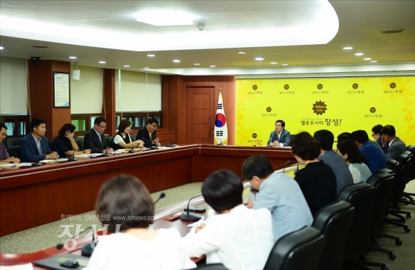 장성군이 지난달 31일 공공실버주택 입주자 모집과 관련해 관계부서 관계자들이 참석하는 연석회의를 하고 있다.