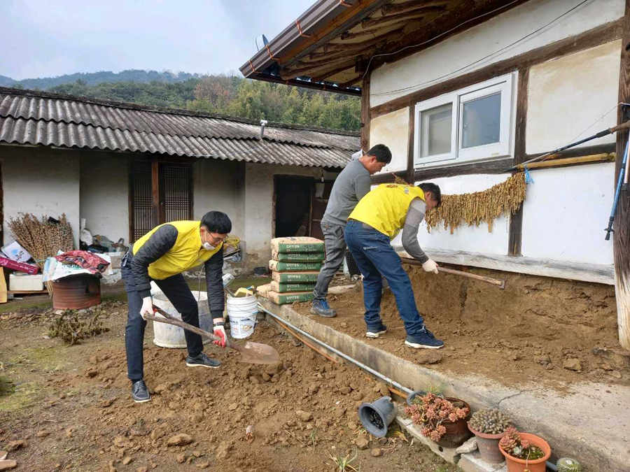 ▲집수리 봉사 중인 동화면 옐로우시티 복지기동대.